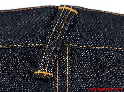 evisu裤子后背及两侧的皮带环都是斜着缝制的，后背视图