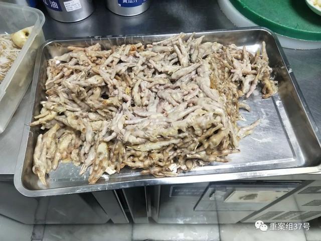 胖哥俩肉蟹煲合生汇店，当天剩下的熟鸡爪，留到第二天经过热水清洗后，继续给顾客食用