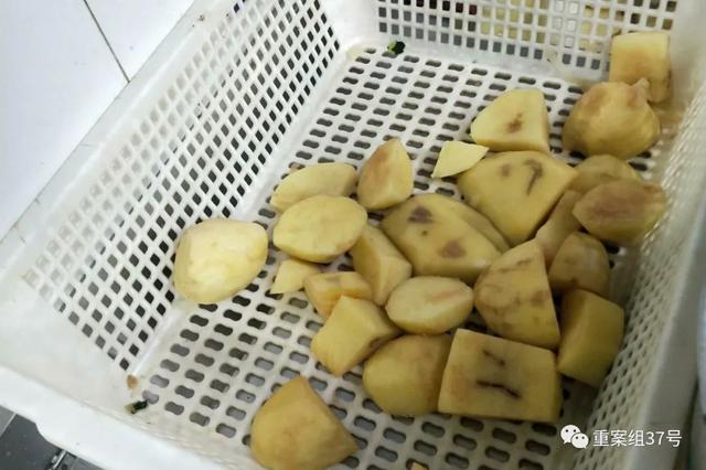 胖哥俩肉蟹煲采购的是袋装去皮土豆，保质期只有三天，但一些超过保质期的土豆会被剁块出售